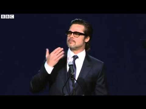 Hot news! Brad pitt leads awards ceremony sing along